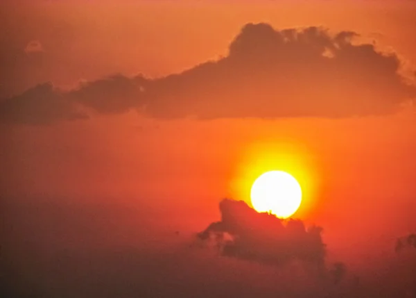Pôr do sol com um par de nuvens de cor laranja . — Fotografia de Stock