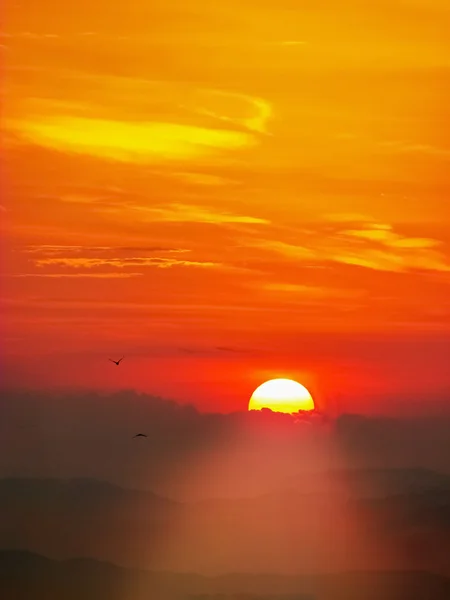 Zonsondergang met heuvels — Stockfoto