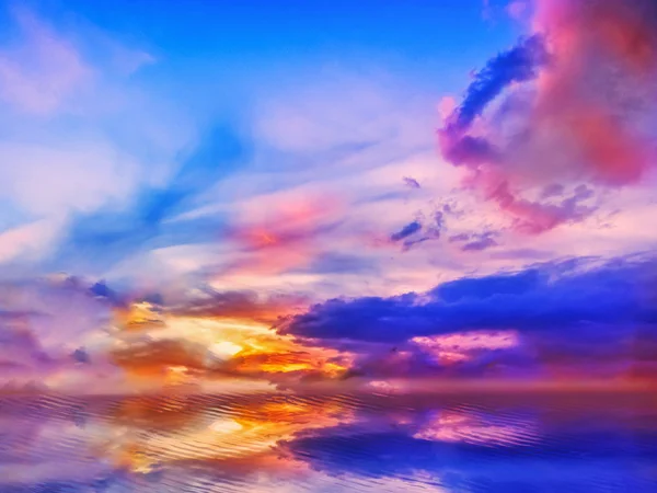 Farbenfroher Sonnenuntergangshimmel aus tiefen, vielfältigen Farben und Lichtstrahlen. — Stockfoto