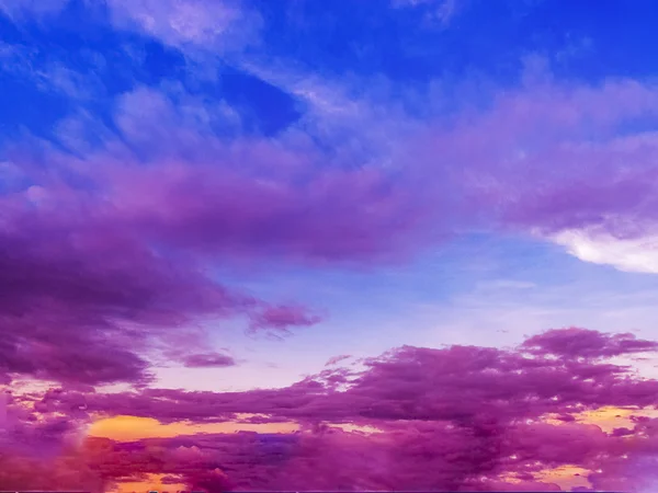 Pôr do sol roxo no céu azul — Fotografia de Stock