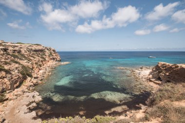 Deniz Burnu. Güneşli bir yaz günü. Formentera Adası, İspanya.