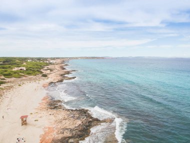 Deniz kıyısının insansız hava aracı ile hava görüntüsü. Formentera Adası, İspanya.