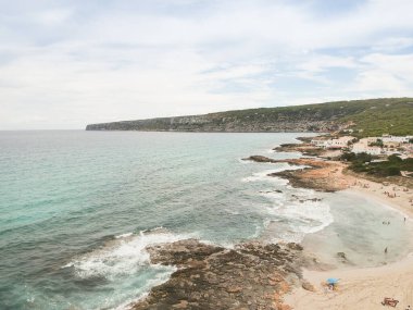 Deniz kıyısının insansız hava aracı ile hava görüntüsü. Formentera Adası, İspanya.