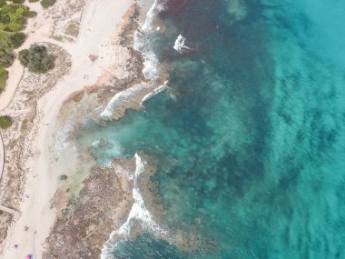 Deniz kıyısının insansız hava aracı ile hava görüntüsü. Formentera Adası, İspanya.
