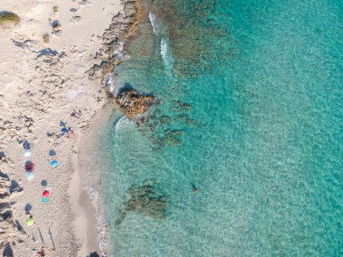 Deniz kıyısının insansız hava aracı ile hava görüntüsü. Formentera Adası, İspanya.