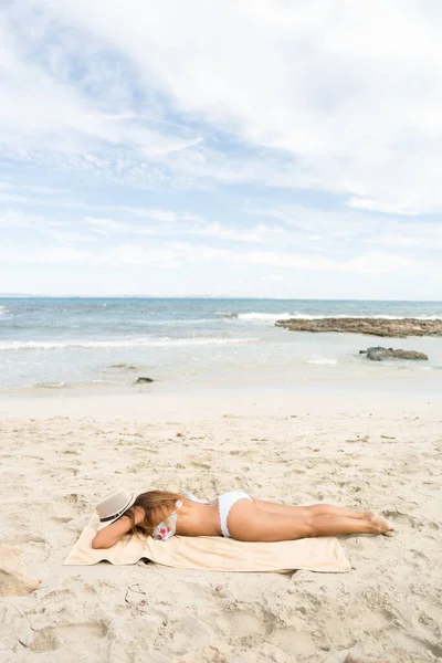 Красивая Женщина Лежит Лицом Вниз Загорает Пляже Шансов Мало Остров — стоковое фото