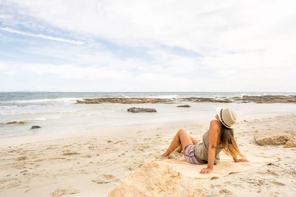 Красивая Женщина Загорает Пляже Шансов Мало Остров Форментера Испания — стоковое фото