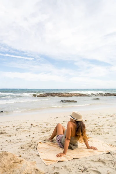 Красивая Женщина Загорает Пляже Шансов Мало Остров Форментера Испания — стоковое фото