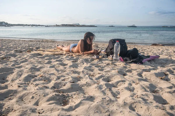 Όμορφη Γυναίκα Ξαπλωμένη Μπρούμυτα Κάνοντας Ηλιοθεραπεία Στην Παραλία Δύσκολο Formentera — Φωτογραφία Αρχείου