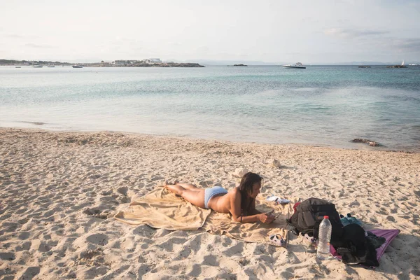 Όμορφη Γυναίκα Ξαπλωμένη Μπρούμυτα Κάνοντας Ηλιοθεραπεία Στην Παραλία Δύσκολο Formentera — Φωτογραφία Αρχείου