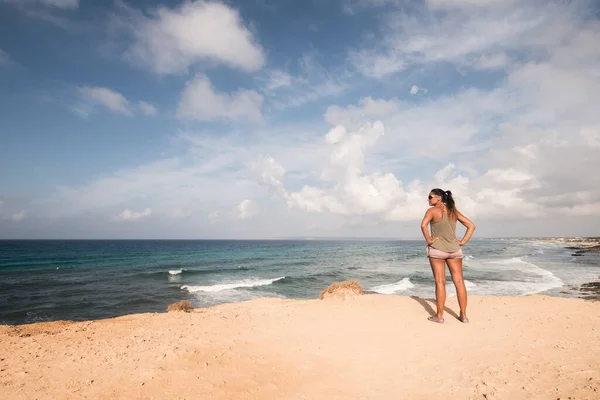 Όμορφη Γυναίκα Στέκεται Δίπλα Στη Θάλασσα Κοιτάζοντας Τον Ορίζοντα Την — Φωτογραφία Αρχείου