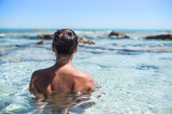 Женщина Купается Небесном Море Бирюзовой Воды Спиной Камере Смотрит Горизонт — стоковое фото