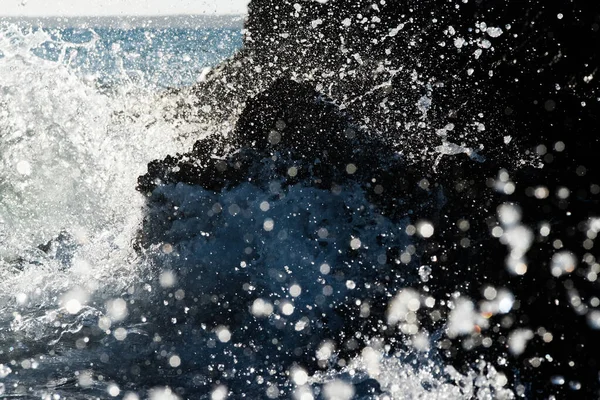 Detail Einer Welle Die Ufer Gegen Einen Felsen Bricht Und — Stockfoto