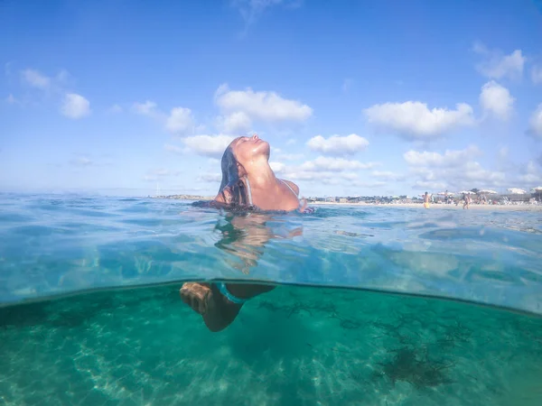 Γυναίκα Που Βουτάει Στη Θάλασσα Προβολή Στο Επίπεδο Του Νερού — Φωτογραφία Αρχείου