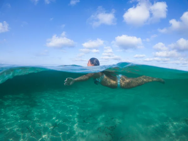 Mujer Nadando Mar Vista Nivel Del Agua Cámara Sumergida Foto —  Fotos de Stock