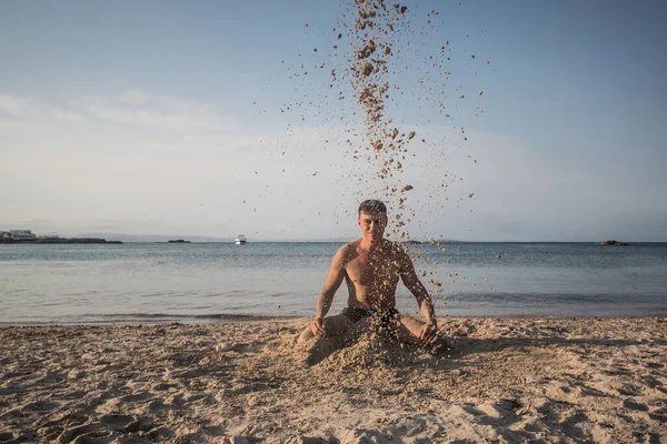 Homem Ajoelhado Numa Praia Atirar Areia Próprio Ilha Formentera Espanha — Fotografia de Stock