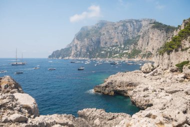 Güzel deniz manzarası. Güneşli bir yaz gününde Capri adasının kıyısında.