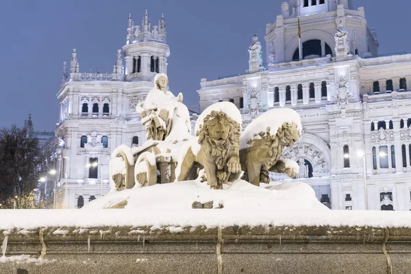 Madrid Plaza de la Cibeles Yoğun bir kar yağışı sonrası soğuk bir kış gecesinde.