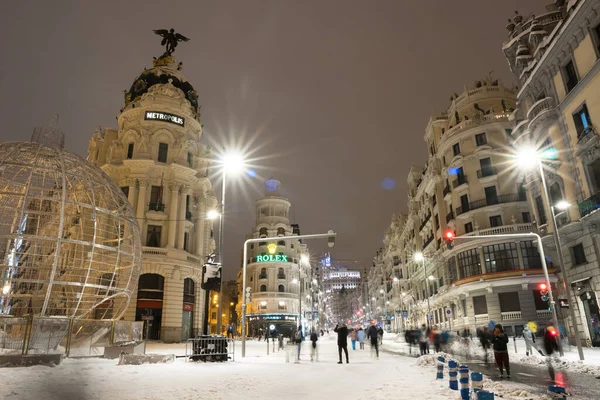MADRİD, İSPAN 9 HAZİRAN 2021. Madrid 'de tarihi kar yağışı (Gran Via). Filomena fırtınası.
