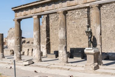 İtalya 'daki Pompeii Roma arkeolojik bölgesindeki Apollo tapınağının görüntüsü.