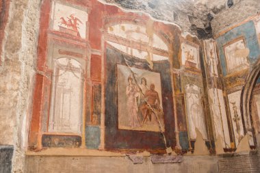 İtalya 'nın Herculaneum kentindeki Roma arkeolojik sahasında Augustan rahiplerinin oturduğu yerin duvarlarında resimler var..