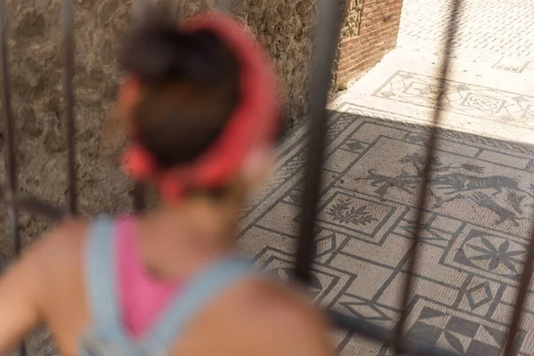 Mujer Observando Yacimiento Arqueológico Romano Pompeya Italia —  Fotos de Stock