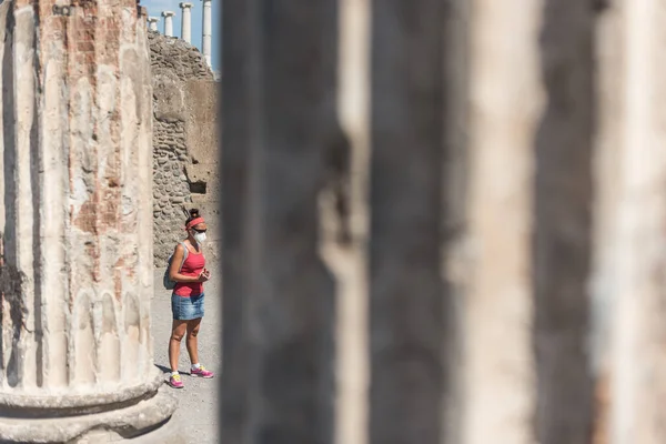 Mujer Observando Yacimiento Arqueológico Romano Pompeya Italia —  Fotos de Stock