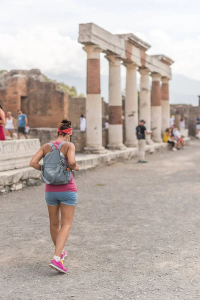 ポンペイのローマの考古学遺跡を歩く女性 イタリア — ストック写真