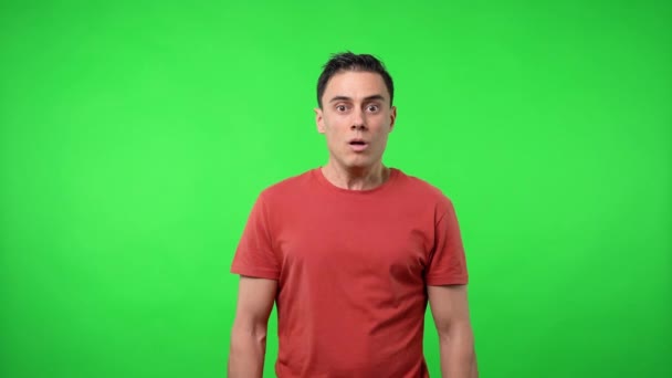 Homem assustado paralisado. Chroma fundo verde. — Vídeo de Stock