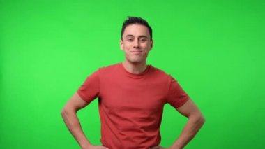 Adam söylememesi gereken bir şey söylediği için ağzını kapatıyor. Krom arkaplan.