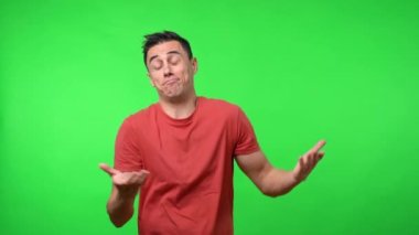 Kendine güvenen bir adam. Krom yeşil arkaplan.