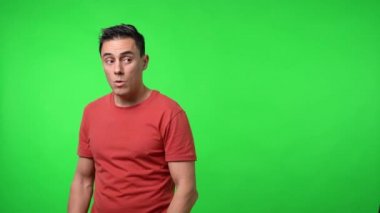 Adam bir sır fısıldıyor. Krom yeşil arkaplan.