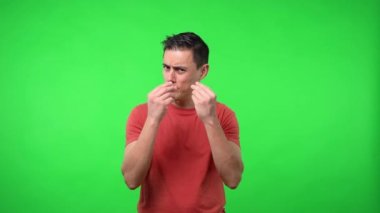 Adam paradan bahsediyor. Krom yeşil arkaplan.