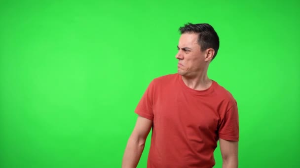 Um homem que parece suspeito. Chroma fundo verde. — Vídeo de Stock