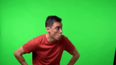 Adam diğerini övüyor. Krom yeşil arkaplan.