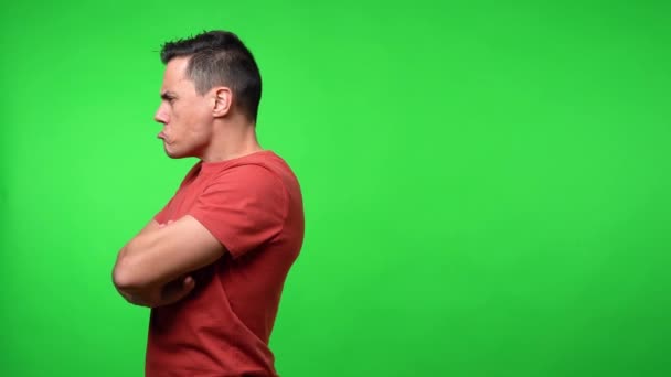 Angry man who doesnt want to talk to him. Chroma green background. — Stock Video