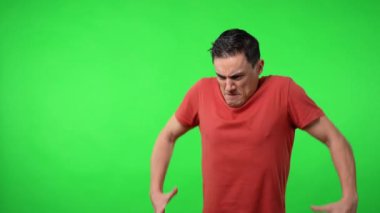 Adam çaresizce bağırıyor. Krom yeşil arkaplan.