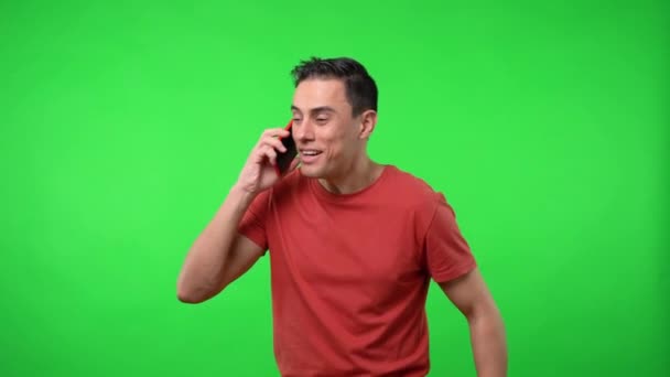 Un hombre feliz hablando en el móvil. Fondo verde croma. — Vídeos de Stock