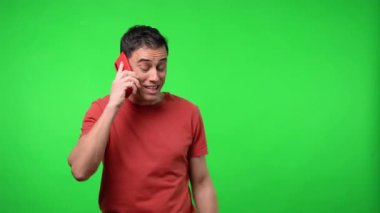 Cep telefonundan konuşan mutlu adam. Krom yeşil arkaplan.