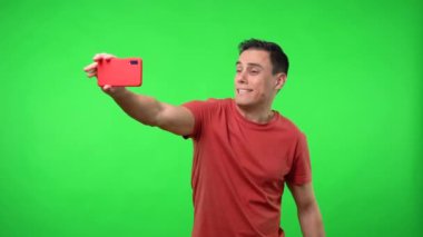 Adam komik suratlar yaparak selfie çekiyor..