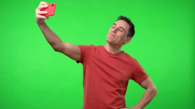 Adam selfie çekiyor ve tüm fotoğraflarda çirkin görünüyor..