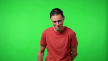 Gülmeyi kesmeye çalışan ama yapamayan adam..