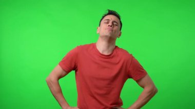 Kibirli adam. Orta boy. Krom yeşil arkaplan.