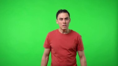 Adam iyi haberler alıyor. Krom yeşil arkaplan.