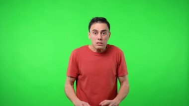 Adam onu çok sinirlendiren bir şeye bakıyor..