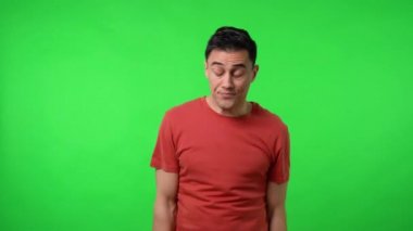 İstifa ettim. Orta boy. Krom yeşil arkaplan.