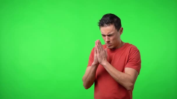 Homem rezando silenciosamente. Tiro médio. Chroma fundo verde. — Vídeo de Stock