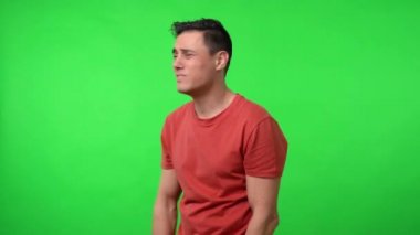 Adam çaresizce bir şey için yalvarıyor. Krom yeşil arkaplan.