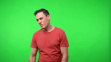 Üzgün adam, bir şey için üzgünüm. Krom yeşil arkaplan.