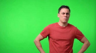 Birini izleyen adam, ona bakmayı kesmez..